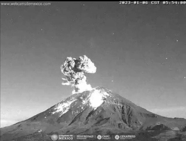 Volcán Popocatépetl realiza explosión y arroja material incandescente