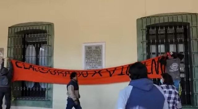 Clausuran simbólicamente ayuntamiento de San Pedro Cholula por violencia de género