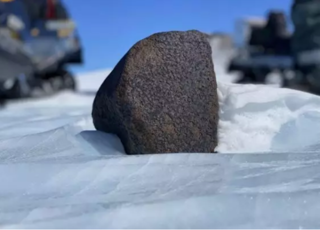 Encuentran un extraño meteorito de casi ocho kilos en la Antártida