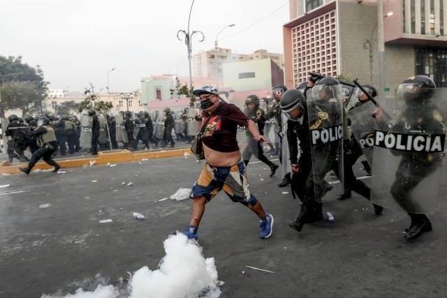 Se agravan enfrentamientos en Lima; exigen renuncia de Boluarte