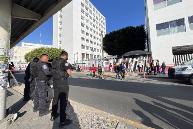 Sindicalizados del Issste y policías estatales se enfrentan en protesta