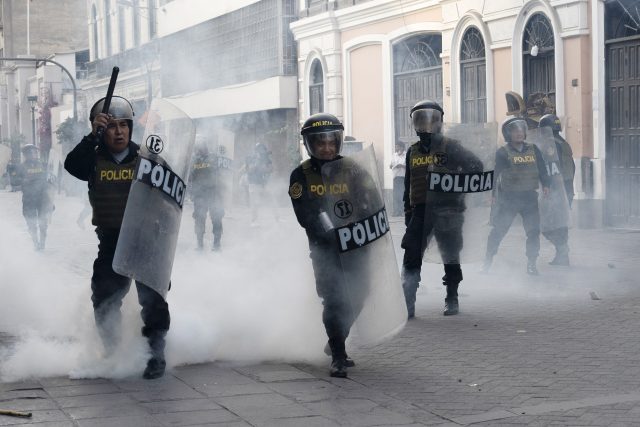 Muere adolescente durante protesta en Perú; cifra asciende a 49