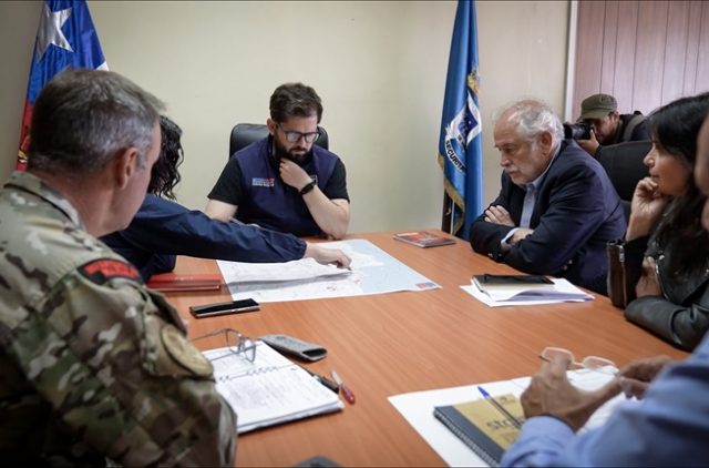 «Nos vamos a poner de pie». Presidente Boric encabeza reunión para evaluar situación de incendios forestales en Biobío