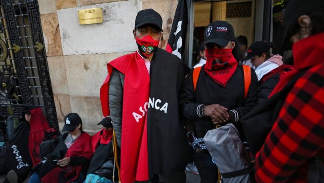 Indígenas y maestros colombianos bloquean la entrada del Congreso en Bogotá