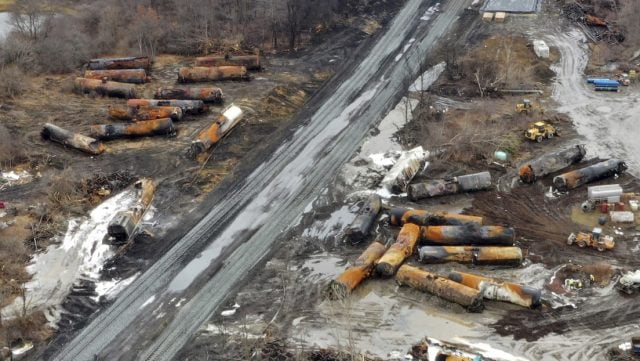 «Es un insulto a la gente»: senador de EE. UU. muestra contaminación en Ohio tras derrame de cloruro de vinilo