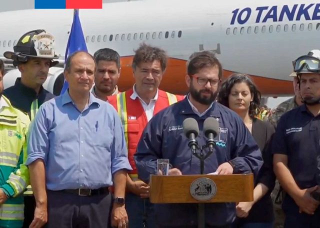 Boric recibió al Ten Tanker en Bío Bío para complementar los esfuerzos contra incendios forestales