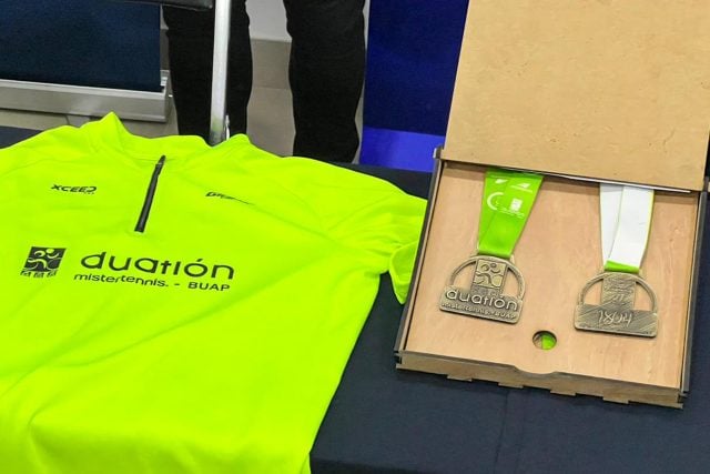 Presentan playera y medalla para Duatlón BUAP Mistertennis