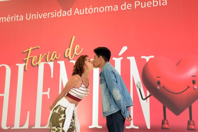 Celebran universitarios San Valentín con feria en CU