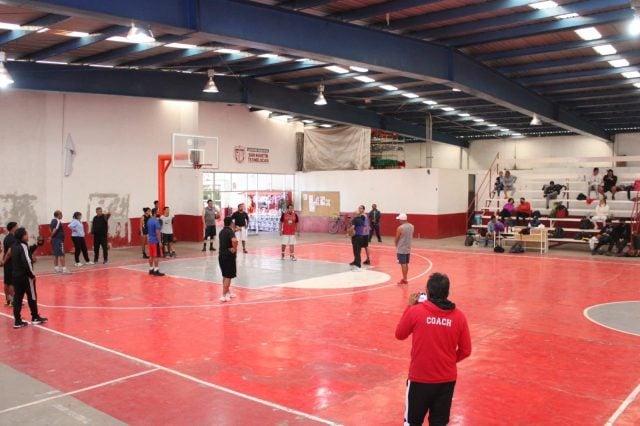 “Clínica de Baloncesto” capacita a 40 entrenadores de 6 municipios poblanos