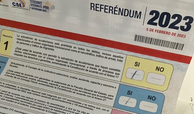 Ecuatorianos participan en las elecciones más grandes al elegir 5.660 autoridades