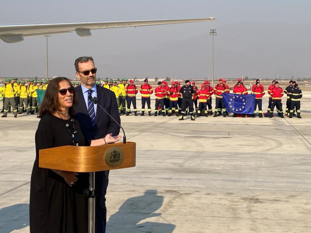 Canciller Urrejola recibió a 144 brigadistas portugueses y se defendió por cuestionamientos a sus vacaciones: «Son críticas injustas, con intencionalidad política»