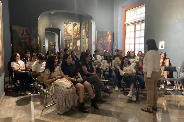 Estudiantes de Guadalajara recorren el museo "Casa de los Muñecos"