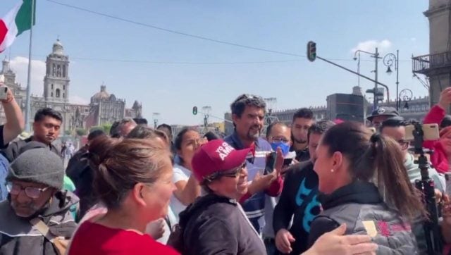 Llega Sheinbaum al Zócalo, da bienvenida a simpatizantes de AMLO