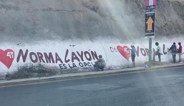 Con pintas en bardas Norma Layón se hace publicidad en Puebla