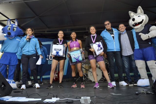 Participan cientos en “Primera carrera de la mujer” de la BUAP