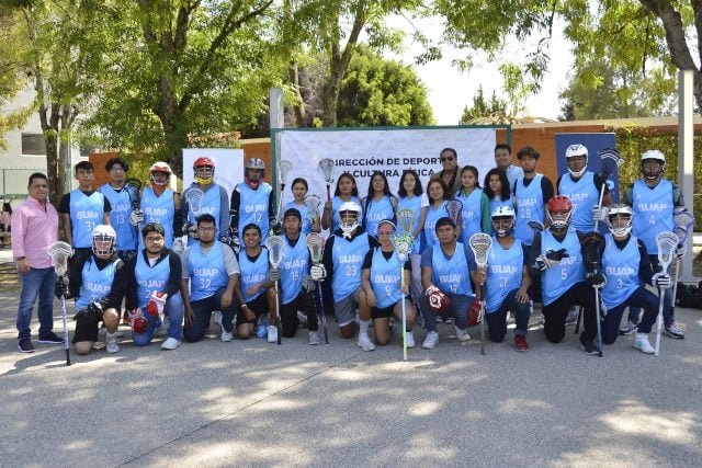 Entregan uniformes a los 32 seleccionados de lacrosse de la BUAP