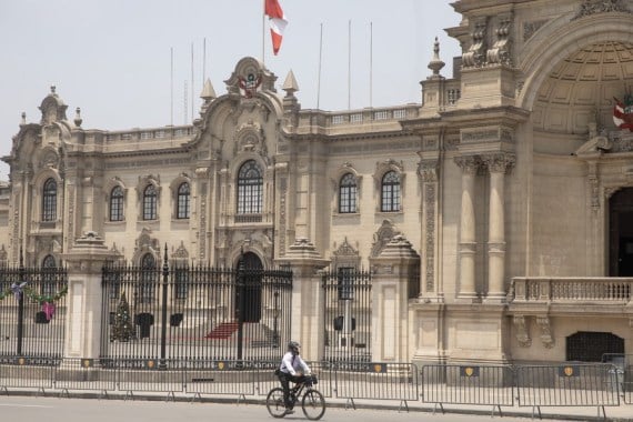 No solo contra México, Dina Boluarte también retira a embajador de Colombia