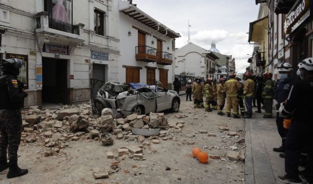 Sube a 14 el número de muertos por sismo en Ecuador