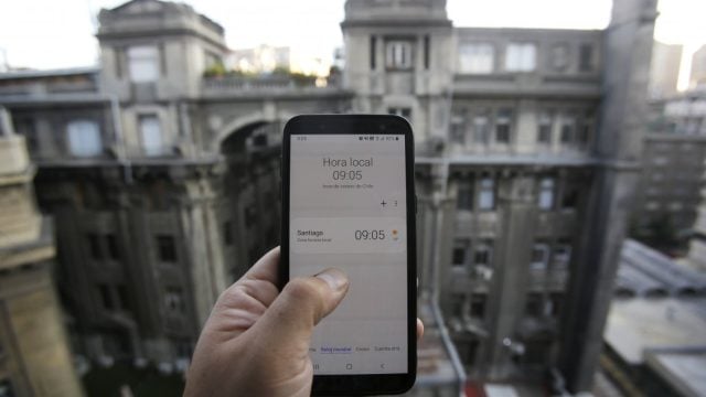 Cambio de hora: Cámara aprueba creación de comisión de expertos para determinar el mejor horario para Chile