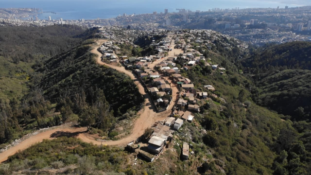 El País de España destaca que «Chile vive una emergencia habitacional» y que campamentos se han cuadruplicado en 12 años