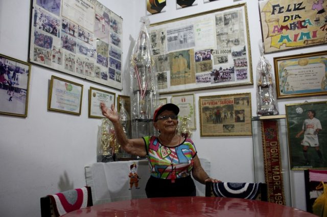 «La vieja» entrena en fútbol a niños en Perú, a sus 97 años