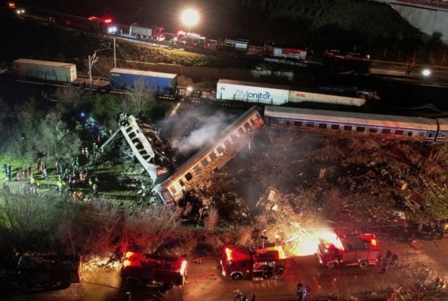 Trenes chocan en Grecia; reportan 26 muertos y 85 heridos