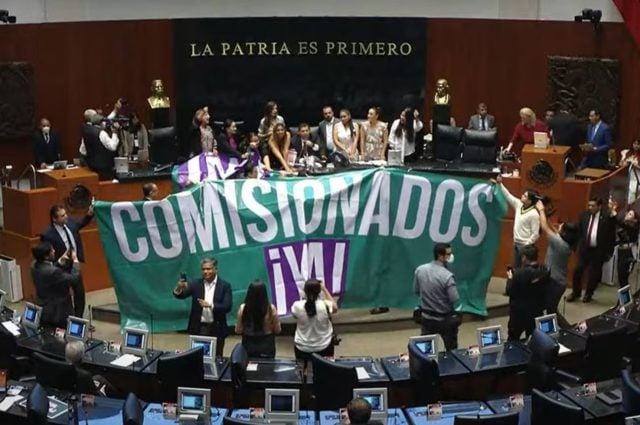 Toman tribuna del Senado tras rechazo de comisionado para INAI