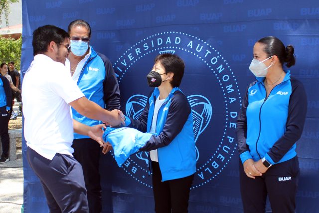 Reciben 520 alumnos de la BUAP uniformes para Universiada Regional 2023