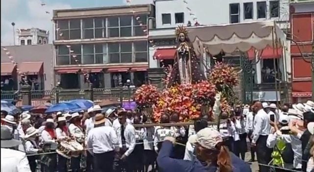 Poblanos católicos asisten a la procesión de Viernes Santo