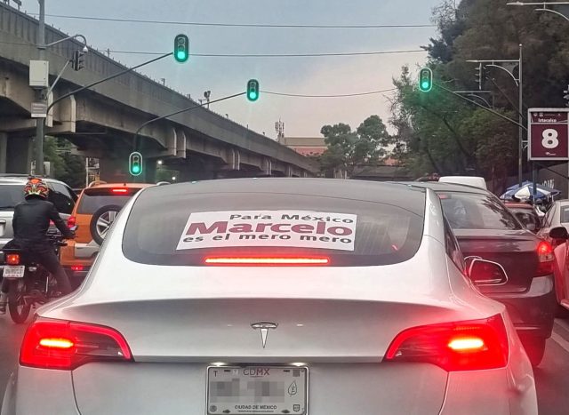 En automóviles de lujo hacen propaganda a Ebrard, en la CDMX