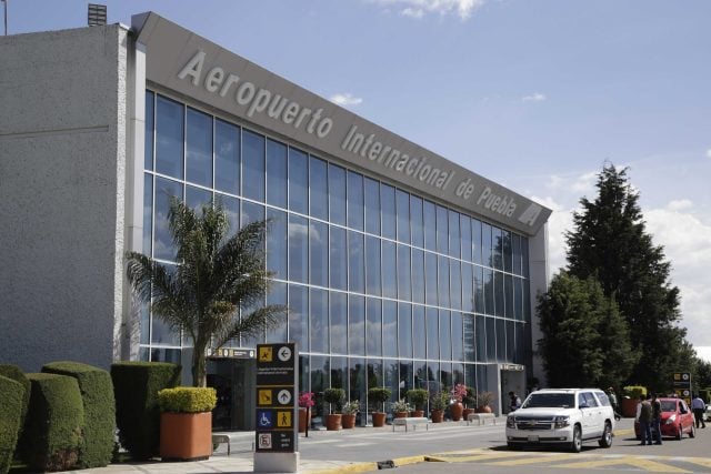 Video|Detienen a dos personas en Aeropuerto de Puebla por portación de droga