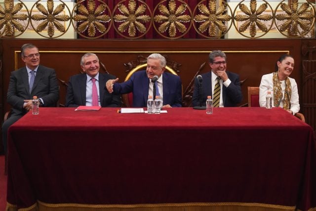 AMLO pide unidad a presidenciables de Morena en Palacio Nacional