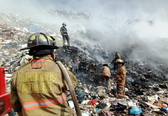 Sofocan incendio en relleno sanitario de Atlixco