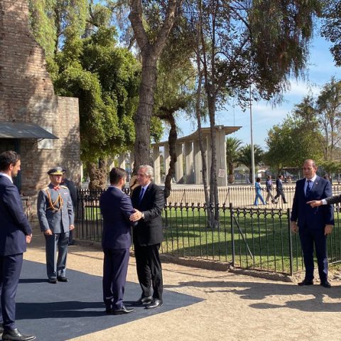 Presidentes Fernández y Boric recrean el «Abrazo de Maipú», un acto simbólico de alianza bilateral (Video)