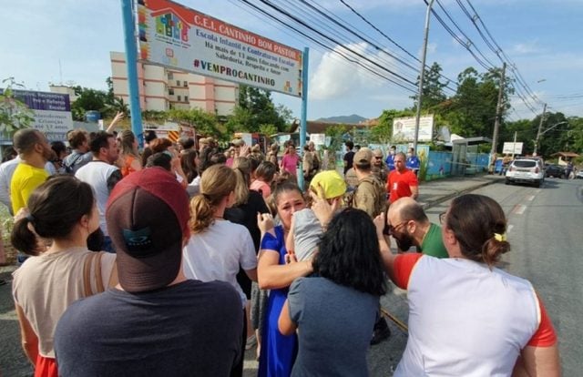 Hombre mata a 4 niños en escuela de Brasil y luego se entrega