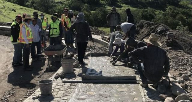 Federación alista proyectos de construcción de caminos artesanales en Puebla