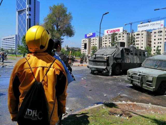 Formalizan por apremios ilegítimos a carabinero que disparó una bomba lacrimógena a funcionario del INDH durante el estallido social