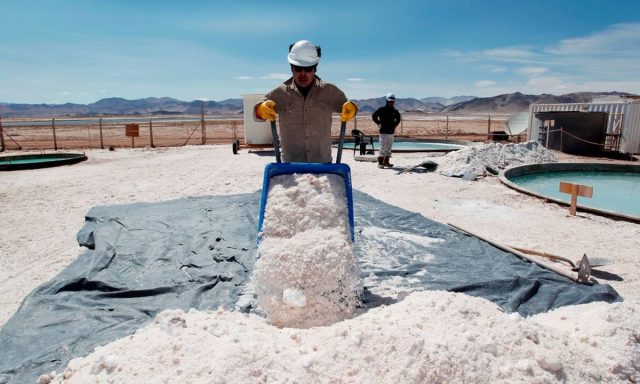 Instan al Presidente Boric a ejercer sus atribuciones y recuperar control estatal de explotación del litio en Salar de Atacama