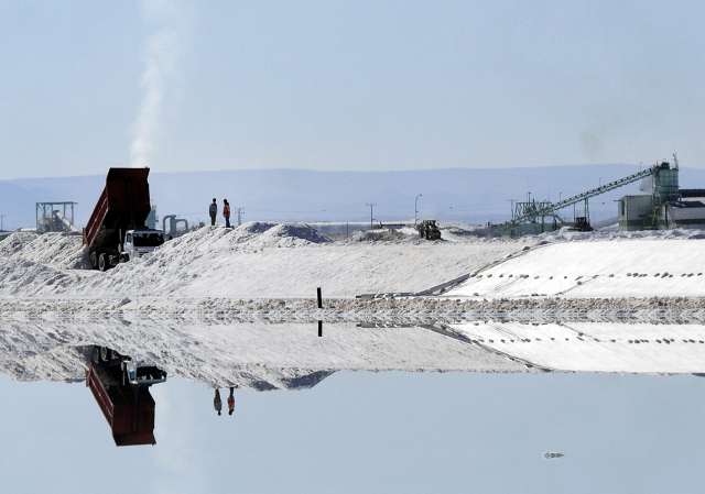 Empresas y lobbistas tras el litio de Chile: Sostienen encuentros con ministerios de Minería y Economía ad portas de conocerse Estrategia Nacional del mineral blanco