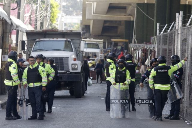 Con policías obligan reingreso de comerciantes a Mercado Amalucan