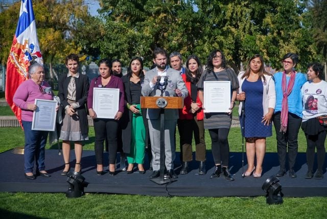 Crea pensión para hijos: Boric promulgó Ley de Reparación a Víctimas de Femicidio y su familia