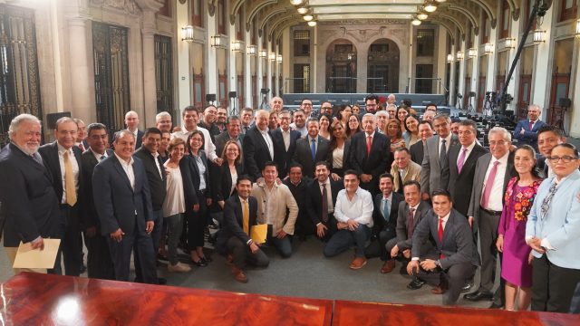 Céspedes y gobernadores de la 4T se reúnen con AMLO en Palacio Nacional