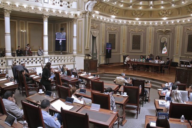 Retoman sesiones con 13 diputados faltistas en Congreso de Puebla