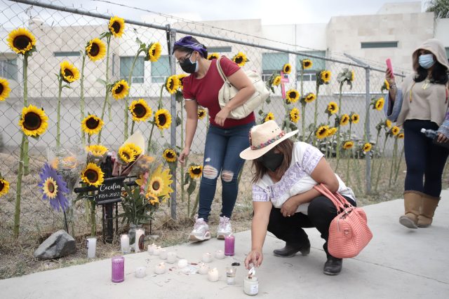 Recuerdan a Ceci Monzón con girasoles y cruces moradas en Cholula