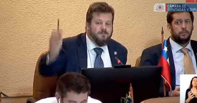 Johannes Kaiser estalla en furia contra jefe de bancada del Partido Republicano: Le lanzó un lápiz por interrumpirlo (Video)