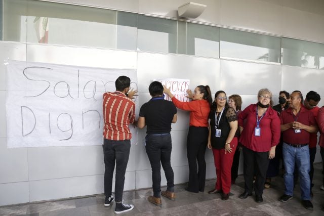 Realizan paro de brazos caídos trabajadores del Poder Judicial