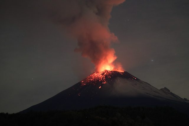 Popo continua con actividad pero disminuye caída de ceniza en Puebla