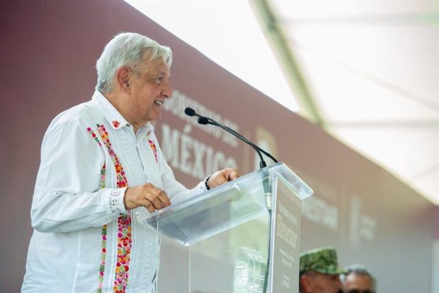 Llama AMLO a morenistas a cerrar filas por la transformación del país