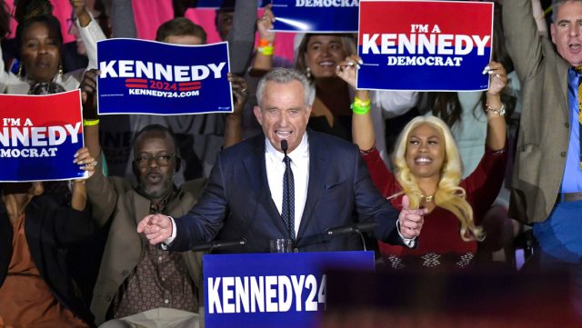 Robert F. Kennedy Jr.: el polémico precandidato a la Presidencia de EE.UU. que culpa a la CIA de matar a su tío