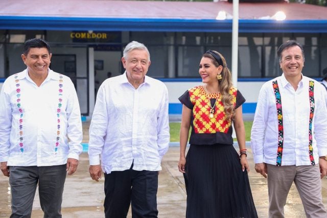 López Obrador evalúa obras y caminos artesanales en el Istmo